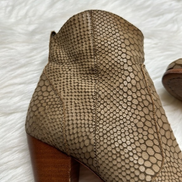 Joie Grey Snakeskin Heeled Ankle Boot size EUR size 39 US size 9 - Picture 3 of 9